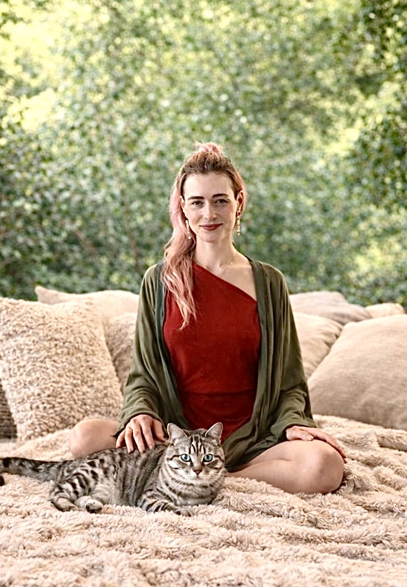 Iris Aneas, guía de Tantra Kaula, en su espacio con su gata